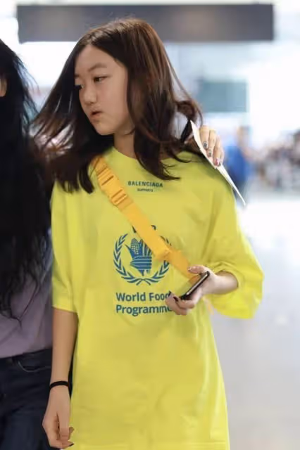 王菲女兒李嫣真懂打扮，才15歲就「下衣失蹤」出鏡，比同齡人略顯成熟，氣場十足的星二代