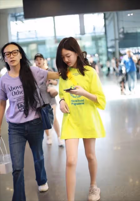 王菲女兒李嫣真懂打扮，才15歲就「下衣失蹤」出鏡，比同齡人略顯成熟，氣場十足的星二代