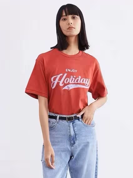 王菲女兒李嫣真懂打扮，才15歲就「下衣失蹤」出鏡，比同齡人略顯成熟，氣場十足的星二代