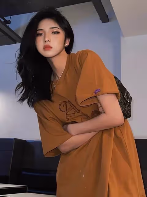 王菲女兒李嫣真懂打扮，才15歲就「下衣失蹤」出鏡，比同齡人略顯成熟，氣場十足的星二代
