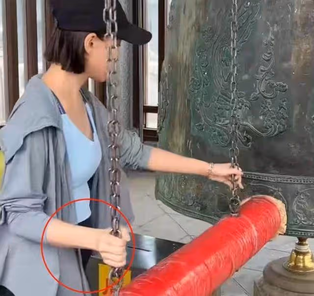 何超蓮展示速算能力,智商不輸何猷君,素顏小腹微胖惹猜疑