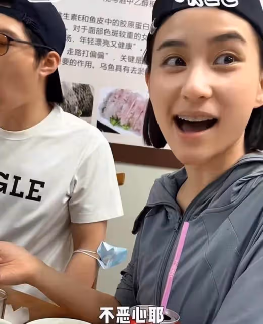 何超蓮展示速算能力,智商不輸何猷君,素顏小腹微胖惹猜疑