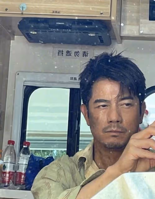「天王」郭富城穿背心拍戲!髮型凌亂一臉胡茬「男人味十足」,肌肉線條優越不輸小鮮肉,網友:真正的不老男神