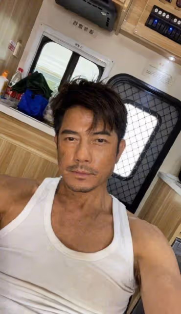 「天王」郭富城穿背心拍戲!髮型凌亂一臉胡茬「男人味十足」,肌肉線條優越不輸小鮮肉,網友:真正的不老男神