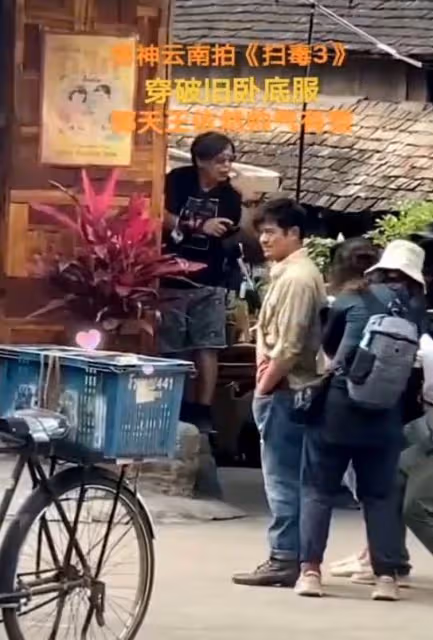 「天王」郭富城穿背心拍戲!髮型凌亂一臉胡茬「男人味十足」,肌肉線條優越不輸小鮮肉,網友:真正的不老男神