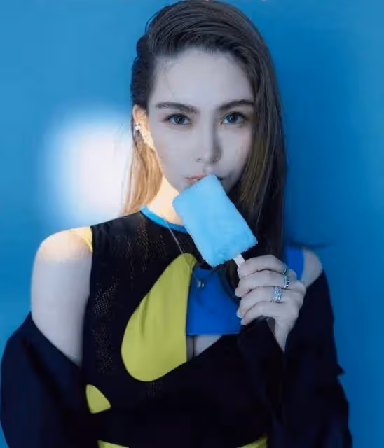 周杰倫曬合照為昆凌慶生!昆凌產後面容姣好,扎高馬尾氣質不輸少女,二人戴同款墨鏡秀恩愛