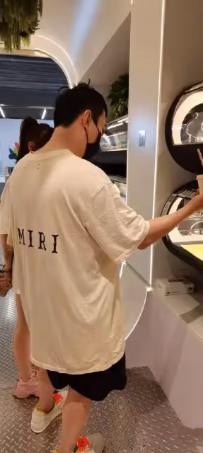 王思聰疑又換新女友！帶美女網紅逛寵物店，罕見被贊真人白凈帥氣