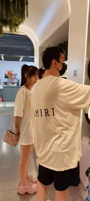 王思聰疑又換新女友！帶美女網紅逛寵物店，罕見被贊真人白凈帥氣