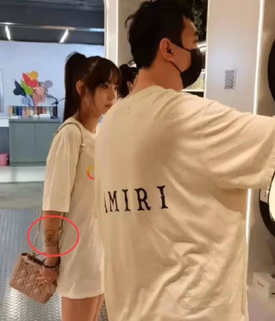 王思聰疑又換新女友！帶美女網紅逛寵物店，罕見被贊真人白凈帥氣
