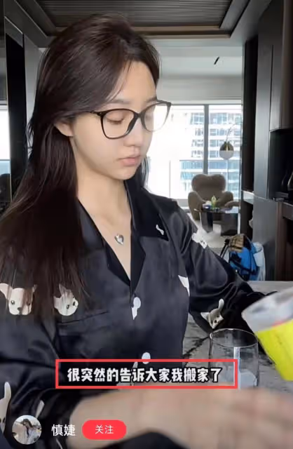 王思聰疑又換新女友！帶美女網紅逛寵物店，罕見被贊真人白凈帥氣