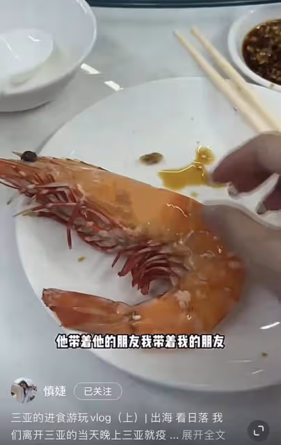王思聰疑又換新女友！帶美女網紅逛寵物店，罕見被贊真人白凈帥氣