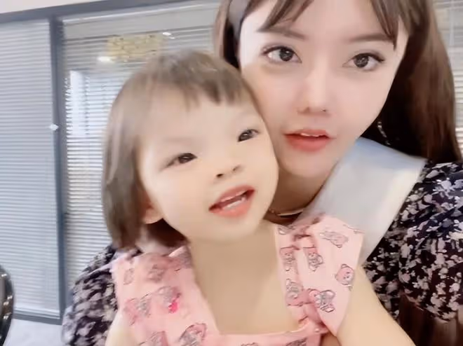 曝23歲女網紅婚內出軌前男友！兩年三婚有一娃，曾是變形計主人公