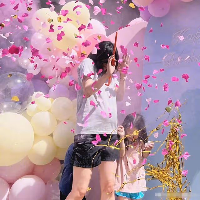鍾嘉欣挺7個月孕肚辦派對！官宣三胎是女寶，51歲老公頭髮花白