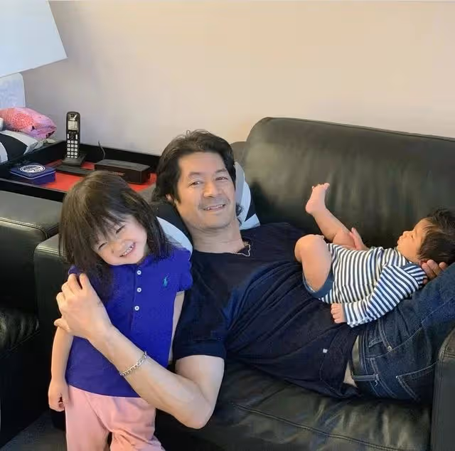 鍾嘉欣挺7個月孕肚辦派對！官宣三胎是女寶，51歲老公頭髮花白