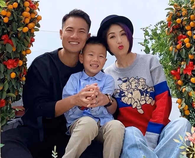 楊千嬅小5歲老公慶生,與富婆們合影站C位,妻子內地忙工作缺席