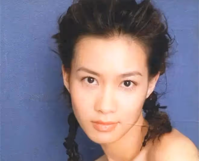 50歲趙學而罕露面,頂滿頭白髮穿15厘米高跟鞋,賣力表演舞台劇