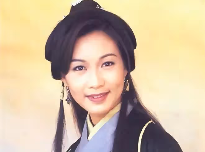 50歲趙學而罕露面,頂滿頭白髮穿15厘米高跟鞋,賣力表演舞台劇