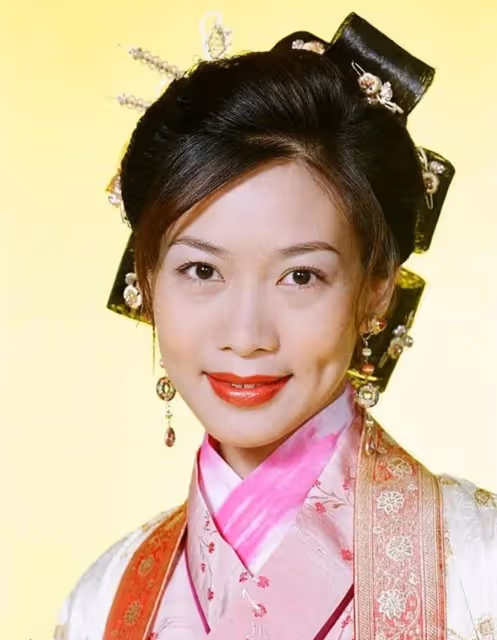 50歲趙學而罕露面，頂滿頭白髮穿15厘米高跟鞋，賣力表演舞台劇