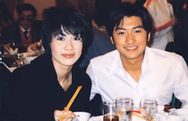 50歲趙學而罕露面，頂滿頭白髮穿15厘米高跟鞋，賣力表演舞台劇