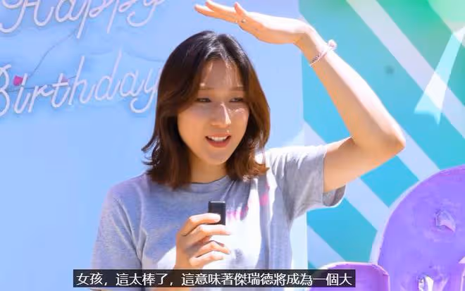 鍾嘉欣辦生日派對，首次公開三胎性別，老公頭髮稀疏身材消瘦