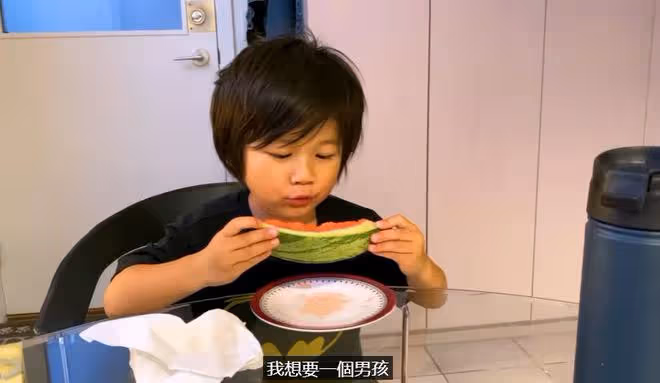 鍾嘉欣辦生日派對,首次公開三胎性別,老公頭髮稀疏身材消瘦