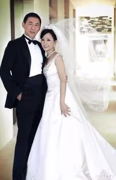 日本痴情富豪,痴迷中國女神30年不結婚,55歲如願抱得美人歸