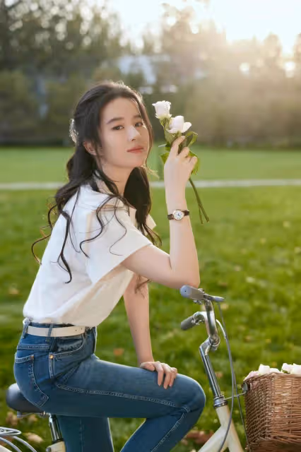 劉亦菲太有「尤物氣質」,一襲掛脖連衣裙高調亮相,又驚艷了紅毯