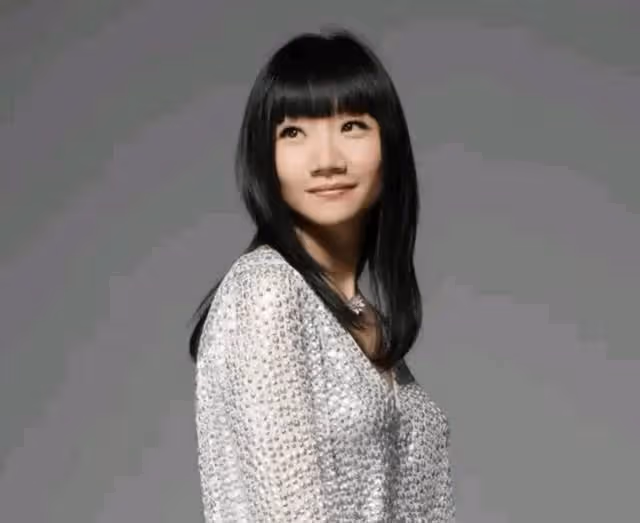 小S大女兒這次遇到超強勁「對手」!陶子16歲女兒近照曝光,「丹鳳眼+高冷表情」名模範十足,網友大感驚艷