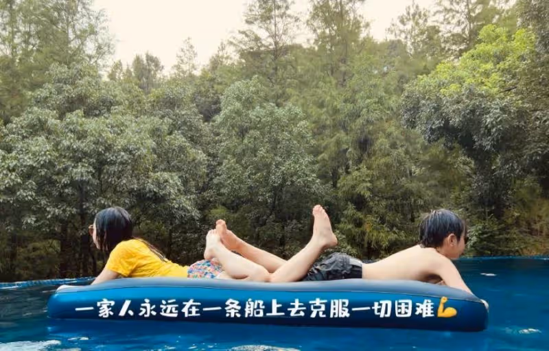 吳尊罕曬一家四口度假美照!身形優越腹肌線條好養眼,Neinei完美遺傳爸爸基因大長腿太搶鏡,網友:一家子高顏值