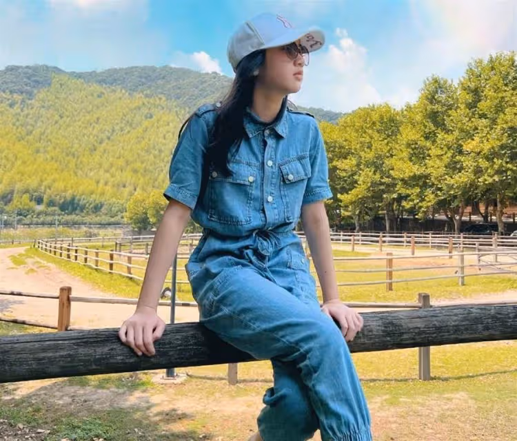 吳尊罕曬一家四口度假美照!身形優越腹肌線條好養眼,Neinei完美遺傳爸爸基因大長腿太搶鏡,網友:一家子高顏值