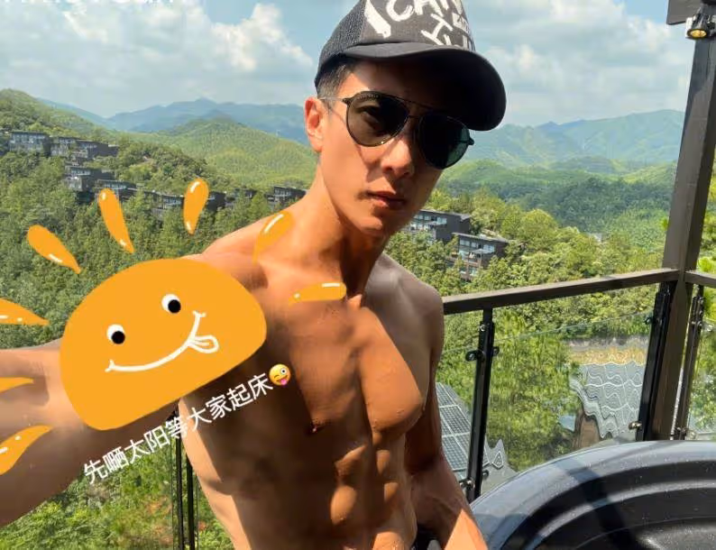 吳尊罕曬一家四口度假美照!身形優越腹肌線條好養眼,Neinei完美遺傳爸爸基因大長腿太搶鏡,網友:一家子高顏值