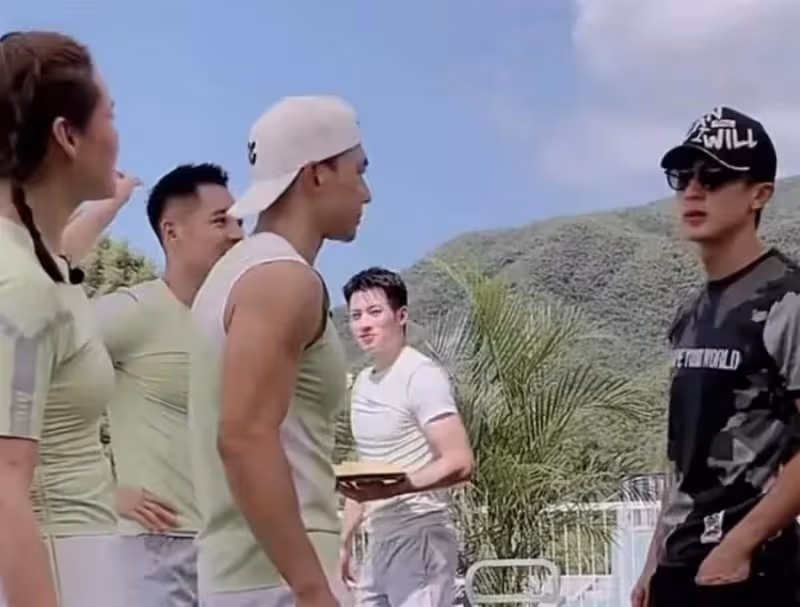吳尊罕曬一家四口度假美照!身形優越腹肌線條好養眼,Neinei完美遺傳爸爸基因大長腿太搶鏡,網友:一家子高顏值