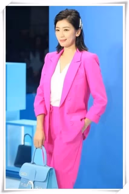 46歲賈靜雯穿「芭比粉西裝」美出新高度，但看到未修圖，我終於信她是3娃辣媽！