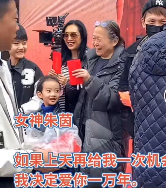 不包裝的朱茵還沒素人漂亮,素顏土黃又憔悴,身高矮的特別真實!網友:差距實在太大了吧!
