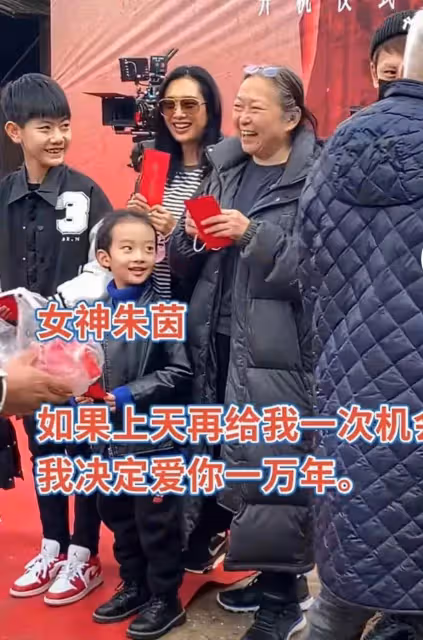不包裝的朱茵還沒素人漂亮,素顏土黃又憔悴,身高矮的特別真實!網友:差距實在太大了吧!