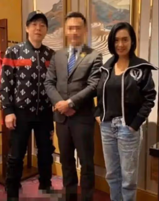 不包裝的朱茵還沒素人漂亮,素顏土黃又憔悴,身高矮的特別真實!網友:差距實在太大了吧!