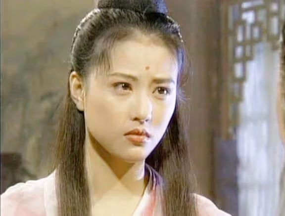 同樣是50多歲大女人!「53歲周海媚」和「56歲關之琳」,都沒生過孩子「差別這麼大」,網:純天然臉就算老去也很美