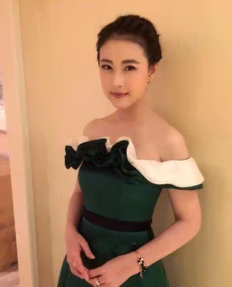 同樣是50多歲大女人!「53歲周海媚」和「56歲關之琳」,都沒生過孩子「差別這麼大」,網:純天然臉就算老去也很美