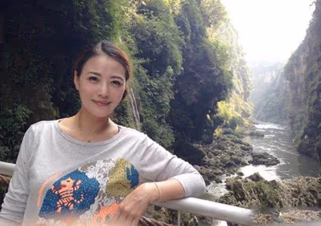 同樣是50多歲大女人!「53歲周海媚」和「56歲關之琳」,都沒生過孩子「差別這麼大」,網:純天然臉就算老去也很美
