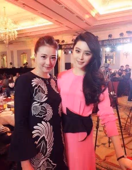 同樣是50多歲大女人!「53歲周海媚」和「56歲關之琳」,都沒生過孩子「差別這麼大」,網:純天然臉就算老去也很美