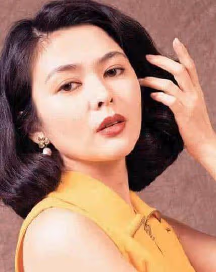 同樣是50多歲大女人!「53歲周海媚」和「56歲關之琳」,都沒生過孩子「差別這麼大」,網:純天然臉就算老去也很美