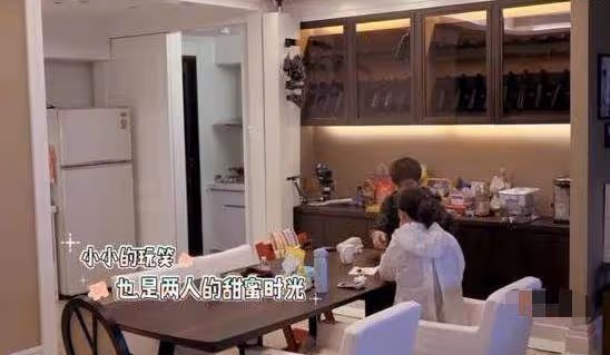 賈靜雯生活中的家,衣服都晾到走廊外了,這面積還不夠一家人住,網友吐槽太亂:都不收拾衛生的嗎?