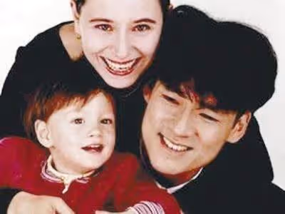 周華健和美國妻子,被嘲夫妻「像母子」,卻35年不離不棄,淚揭2人背後故事:她對我恩重如山