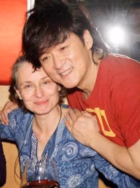 周華健和美國妻子,被嘲夫妻「像母子」,卻35年不離不棄,淚揭2人背後故事:她對我恩重如山