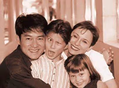 周華健和美國妻子,被嘲夫妻「像母子」,卻35年不離不棄,淚揭2人背後故事:她對我恩重如山