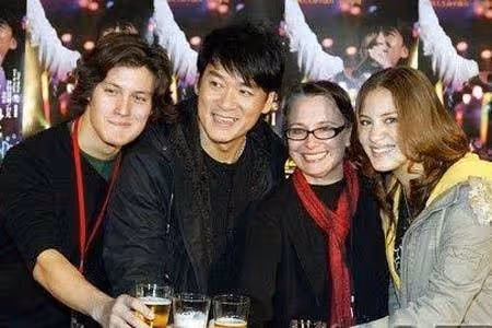周華健和美國妻子,被嘲夫妻「像母子」,卻35年不離不棄,淚揭2人背後故事:她對我恩重如山
