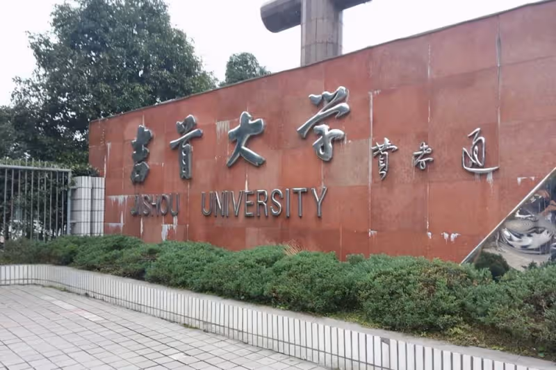 「袖珍爸爸」身高僅1米,靠修鞋養大「撿來的孩子」,苦養22年培養成研究生,女兒落淚:爸爸是最偉岸靠山!