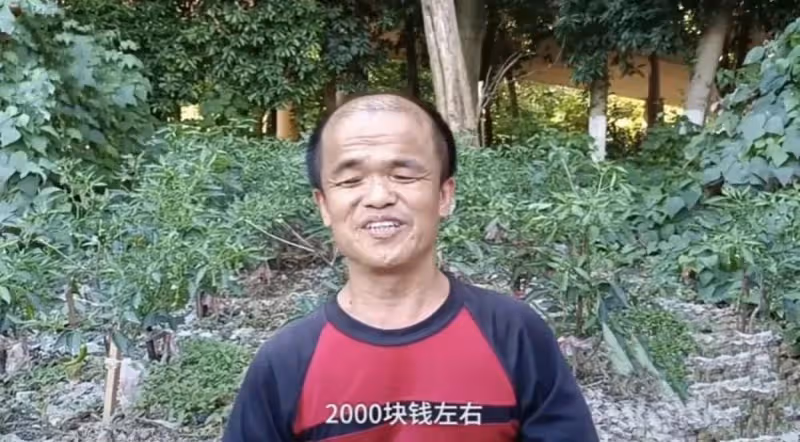 「袖珍爸爸」身高僅1米,靠修鞋養大「撿來的孩子」,苦養22年培養成研究生,女兒落淚:爸爸是最偉岸靠山!