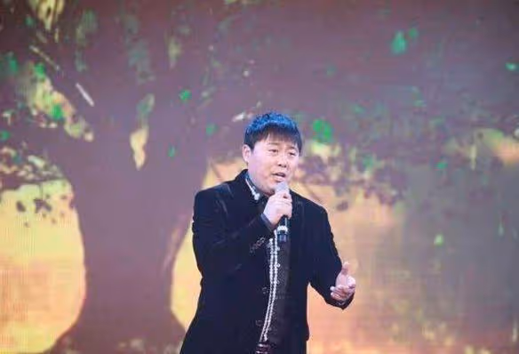 假扮農民,參賽星光大道,撈金過億,買北京兩套豪宅、多輛豪車