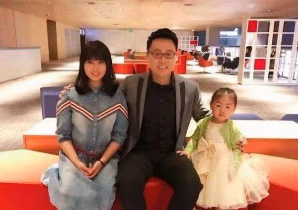 假扮農民,參賽星光大道,撈金過億,買北京兩套豪宅、多輛豪車